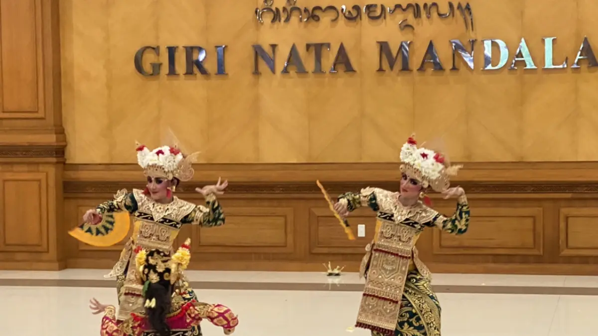 Anak-anak perempuan Kabupaten Badung yang membawakan salah satu tari Bali. (Resa Kertawedangga)