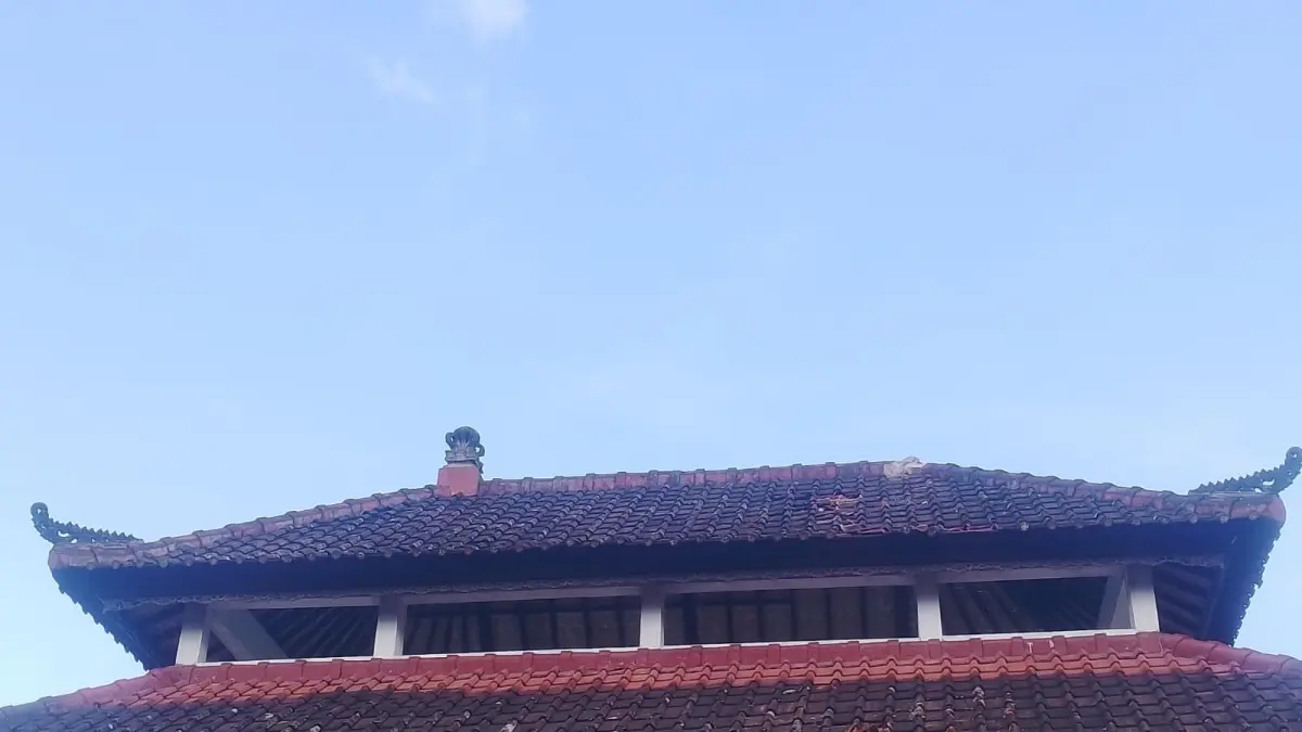 Bagian atap wantilan Pura Puseh Tiyingtali, Karangasem, mengalami kerusakan akibat disambar petir, Senin (6/4/2026). (Ist)