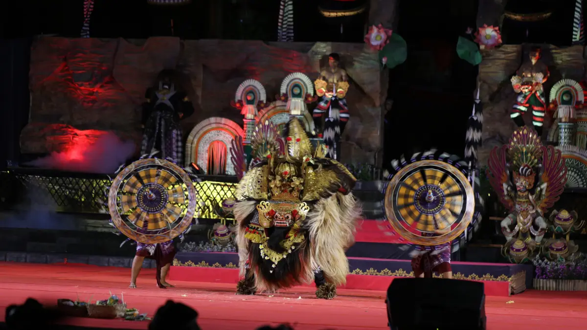 BAPANG : Parade Bapang Barong di panggung terbuka Balai Budaya Gianyar, Selasa (7/4) malam.