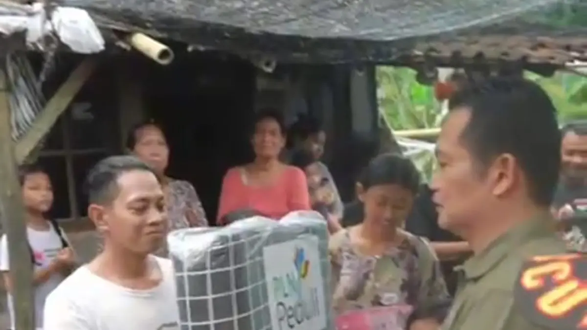 Bupati Jembrana I Made Kembang Hartawan mengunjungi warga Desa Pergung yang mengalami musibah rumah roboh, Rabu (8/4/2026).