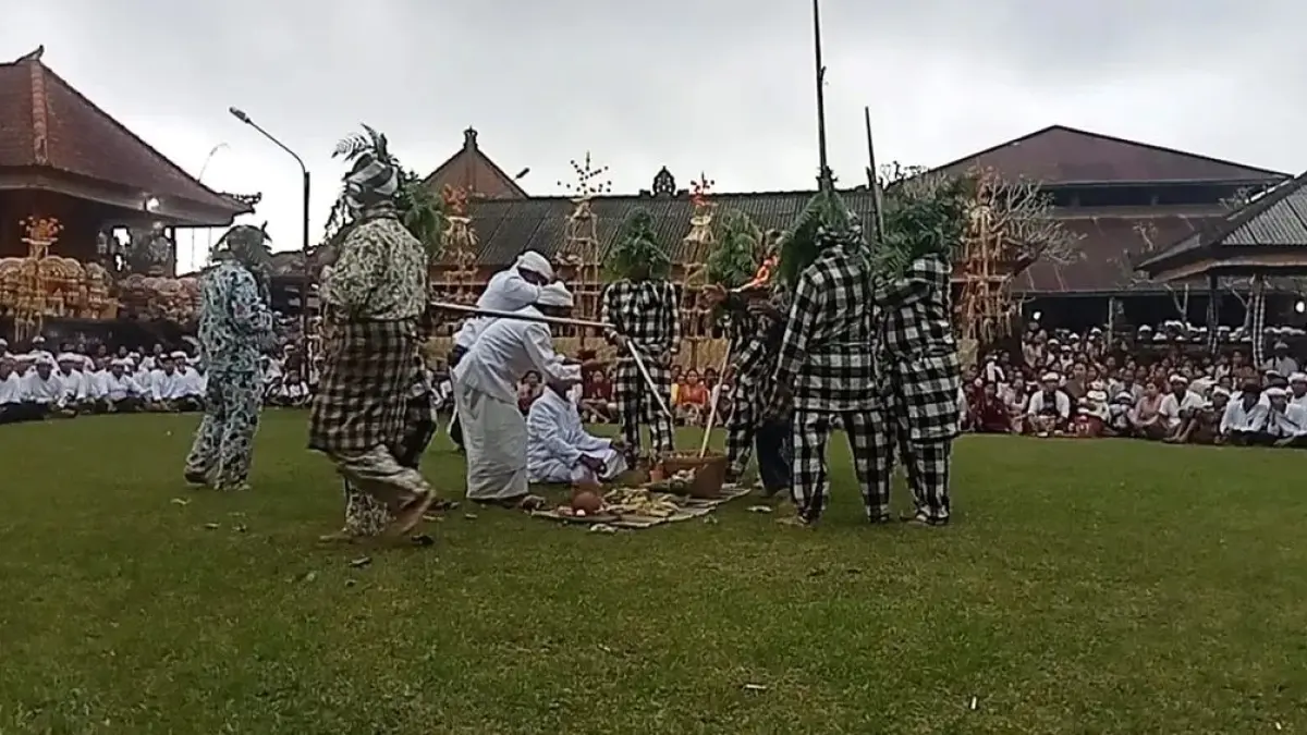 Tari Baris Duwe dari Desa Mayungan yang ditarikan saat pujawali di Pura Desa Desa Mayungan. (Ist)