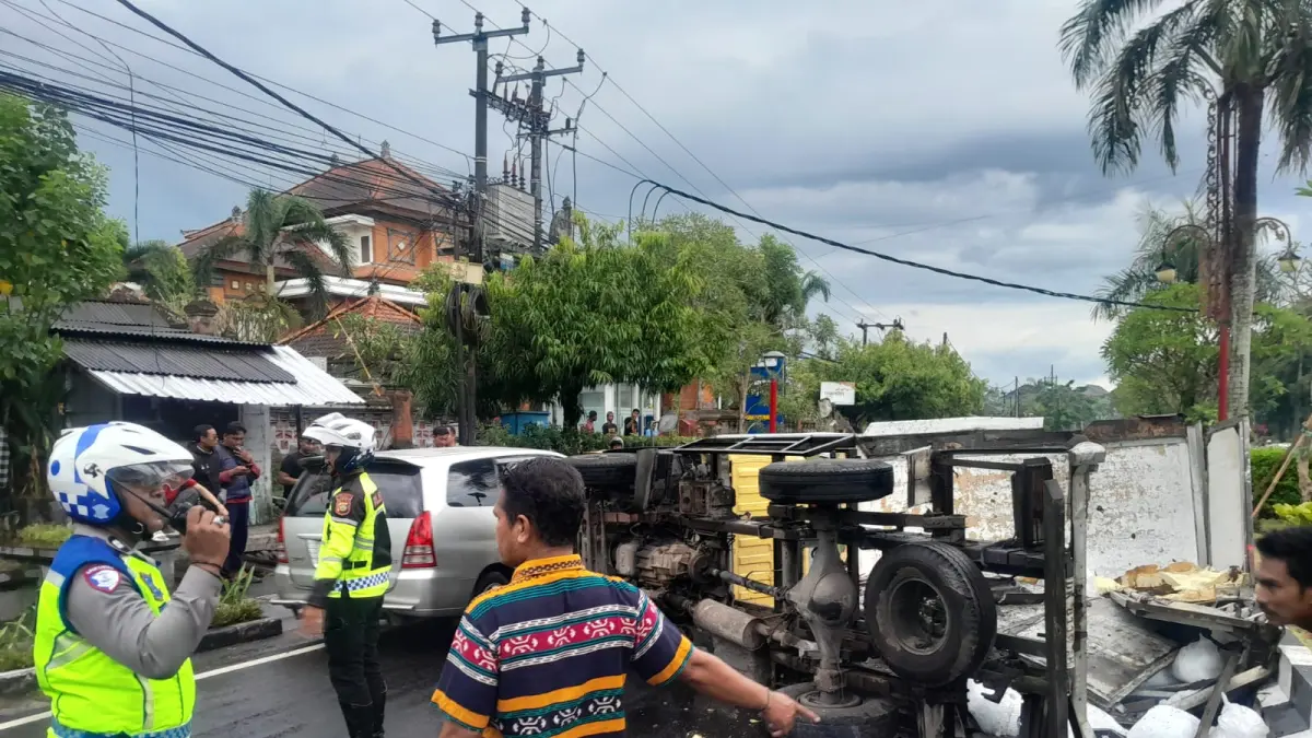 TERGULING : Truk pengangkut es kristal terguling di Bypass Dharma Giri Gianyar.