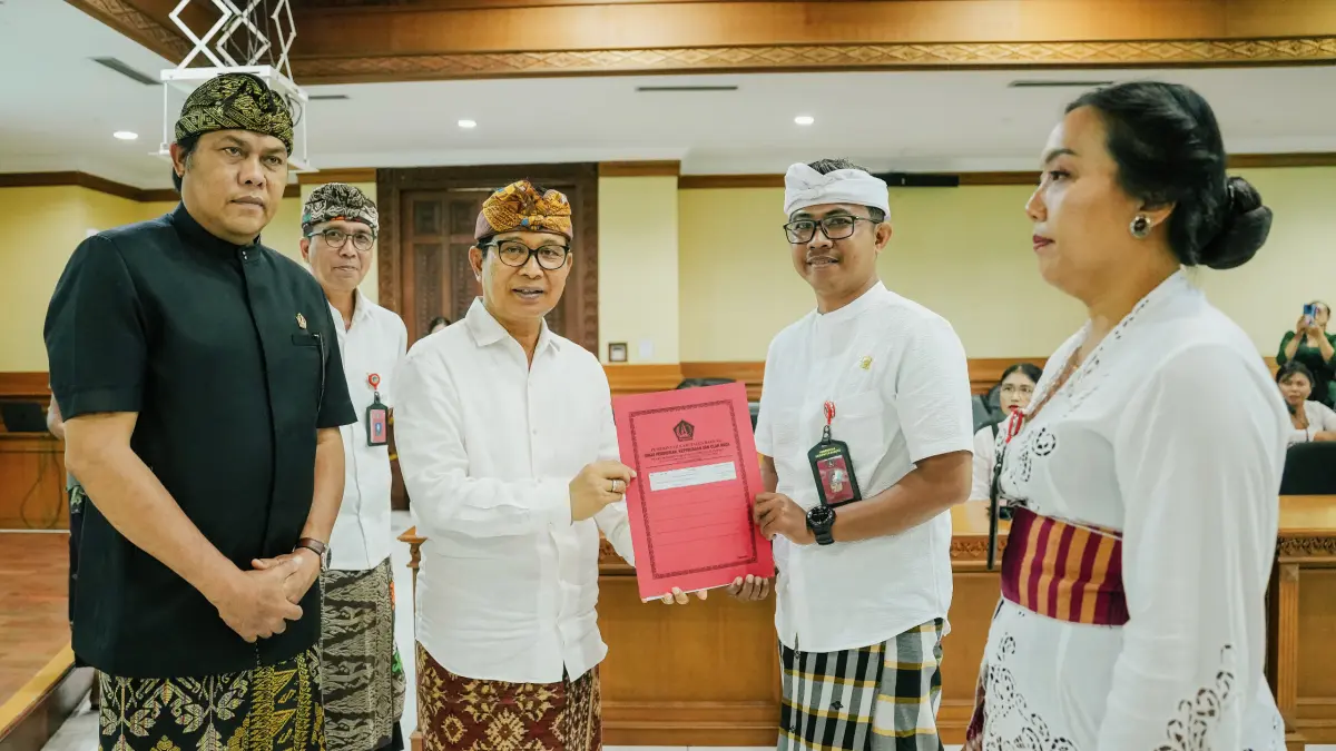 Bupati Adi Arnawa saat menyerahkan SK Pengangkatan Kepala Sekolah di Ruang Kriya Gosana, Puspem Badung, Kamis (9/4). (PROKOMPIM SETDA BADUNG FOR BALI EXPRESS)