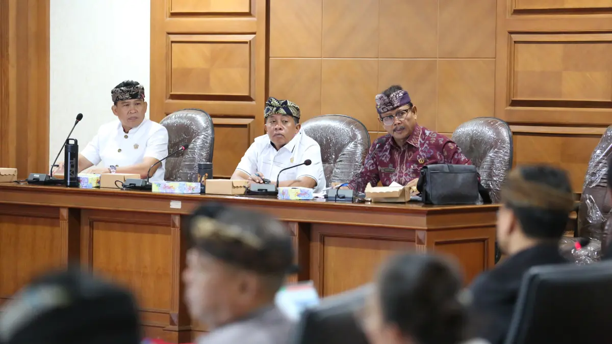 Komisi II DPRD Badung saat menggelar rapat dengan sejumlah OPD, Kamis (9/4). (Humas DPRD Badung)