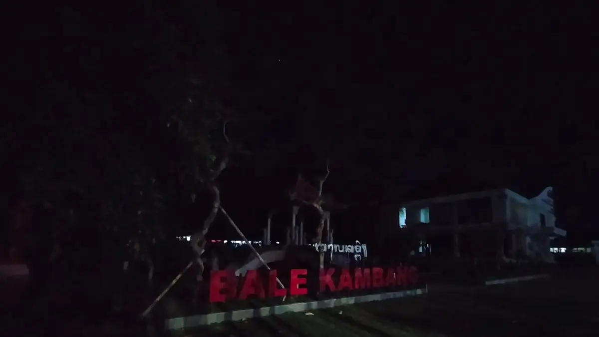Kondisi Bale Kambang di pusat Kota Bangli gelap gulita, Rabu (8/4/2026) malam. (I Made Mertawan/Bali Express)
