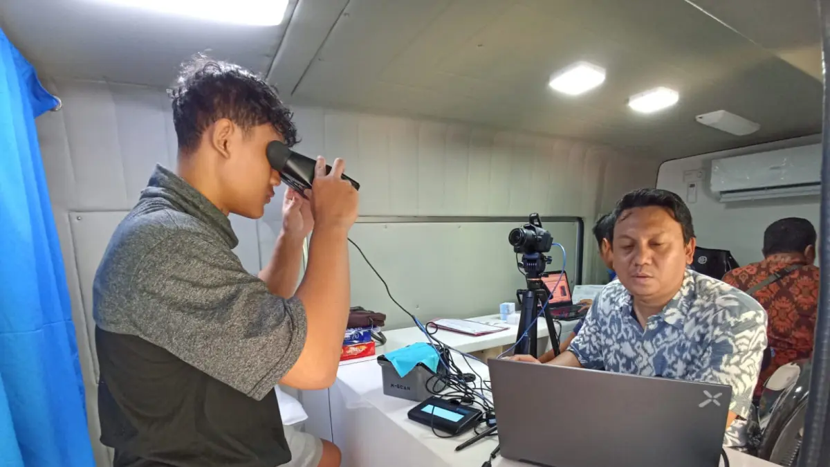 Pelayananan pembuatan  e-KTP secara jemput bola oleh Disdukcapil Kota Denpasar. (Agung Bayu/Bali Express)