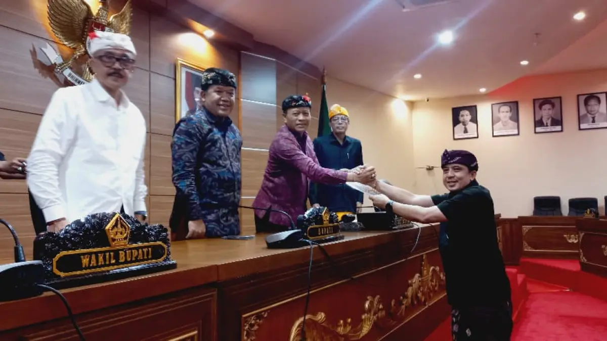 Anggota dewan I Ketut Bakuh (kanan) usai membacakan laporan gabungan komisi dalam rapat paripurna Kamis (9/4/2026). (Ist)