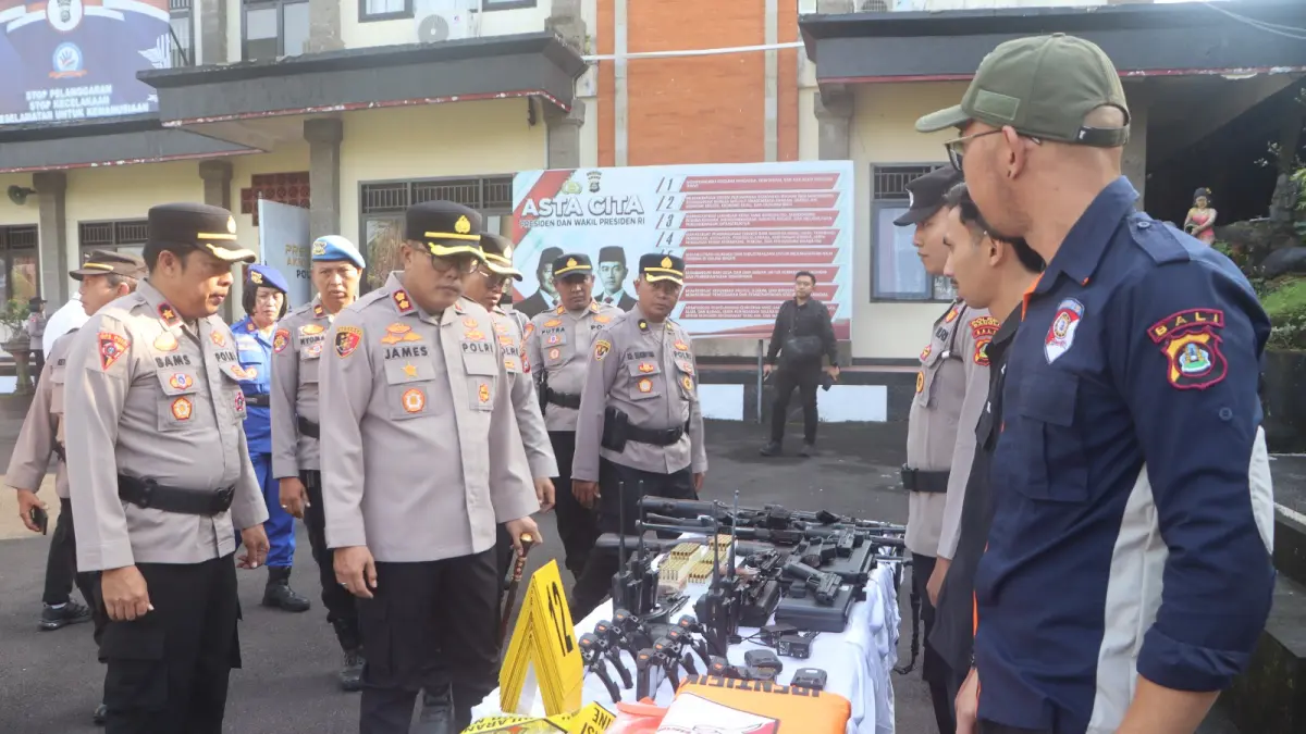 Kapolres Bangli AKBP James I. S. Rajagukguk mengecek sarana dan prasarana usai apel Kamis (9/4/2026). (IST)