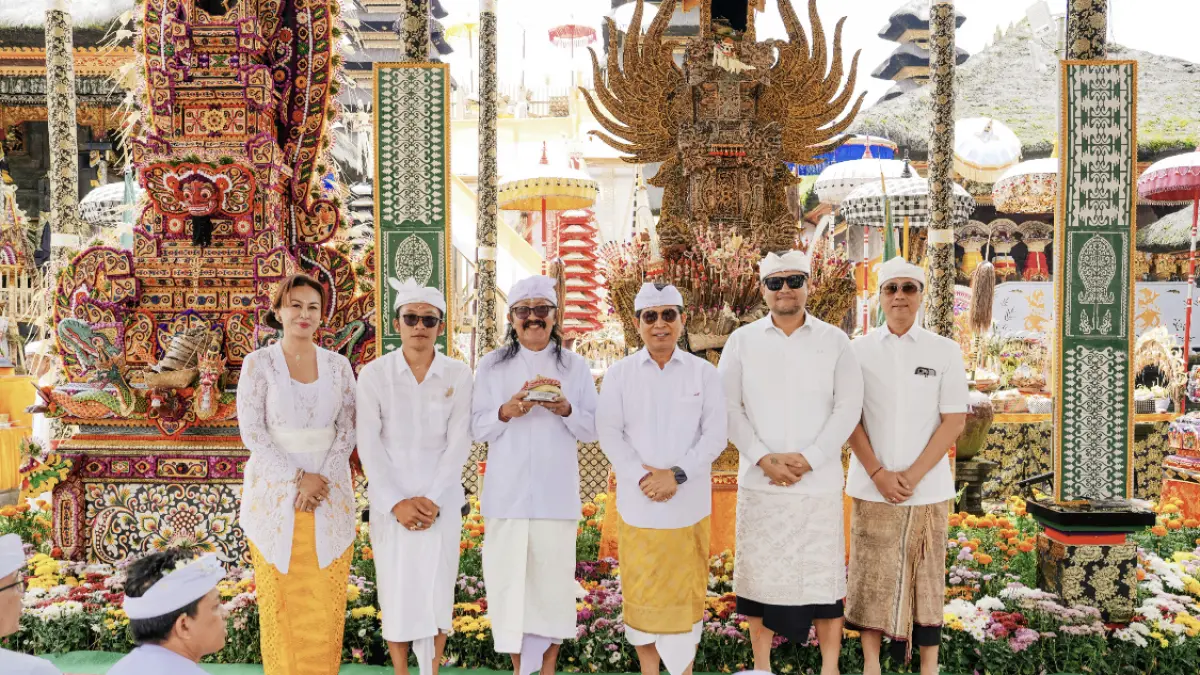 Pemkab Badung saat Bhakti Penganyaran saat Karya Ngusaba Kedasa di Pura Ulun Danu Batur, Kintamani, Jumat (10/4). (PROKOMPIM SETDA BADUNG FOR BALI EXPRESS)