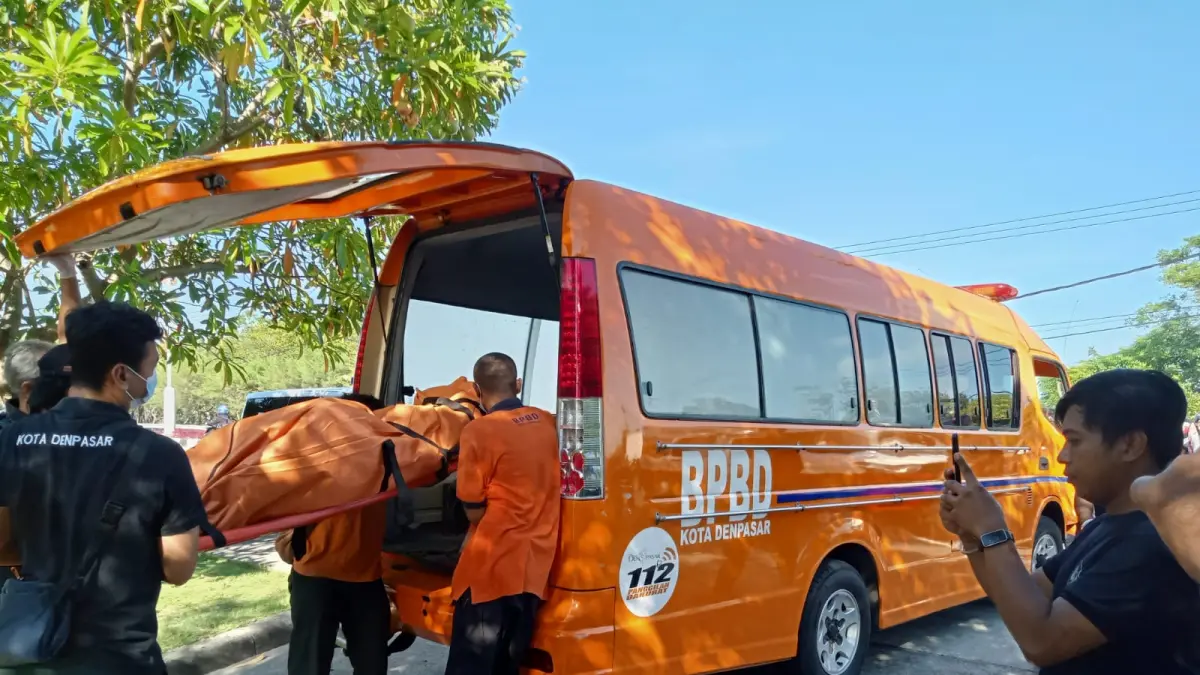 Petugas mengevakuasi dua ABK yang tewas dibakar di Benoa. (Bali Express/Istimewa&nbsp;)