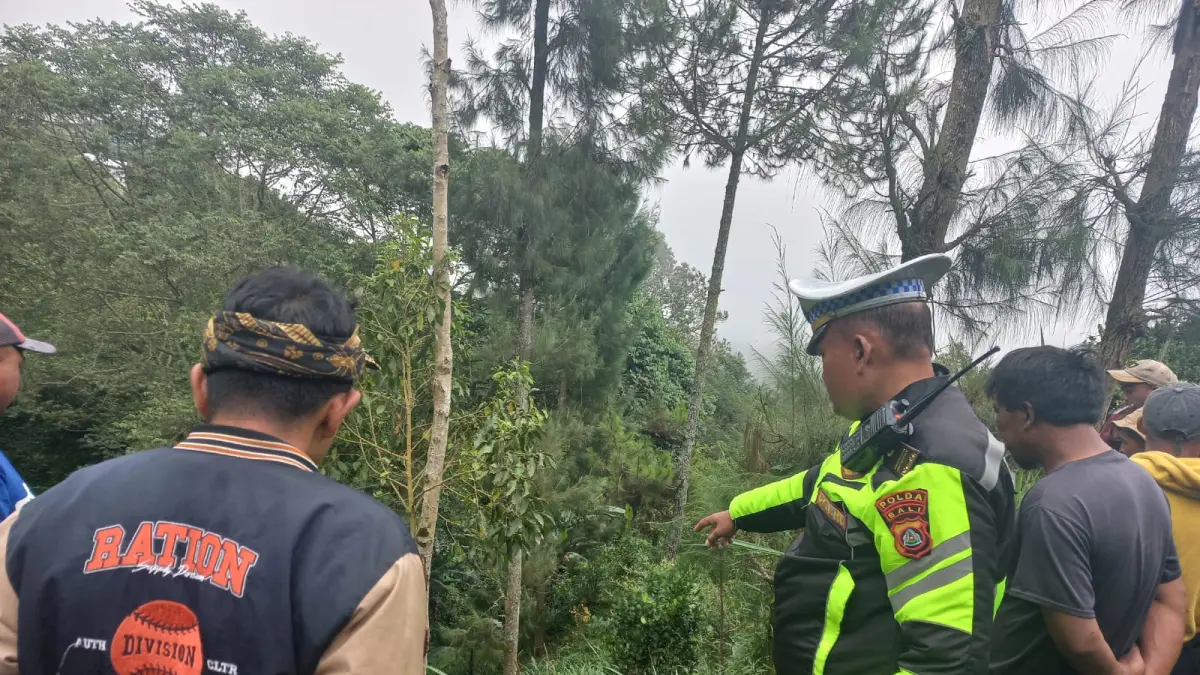 Polisi menunjukkan TKP kecelakaan di Banjar Lateng, Desa Sukawana, Kecamatan Kintamani, Kabupaten Bangli pada Jumat (10/4/2026) siang. (Ist)