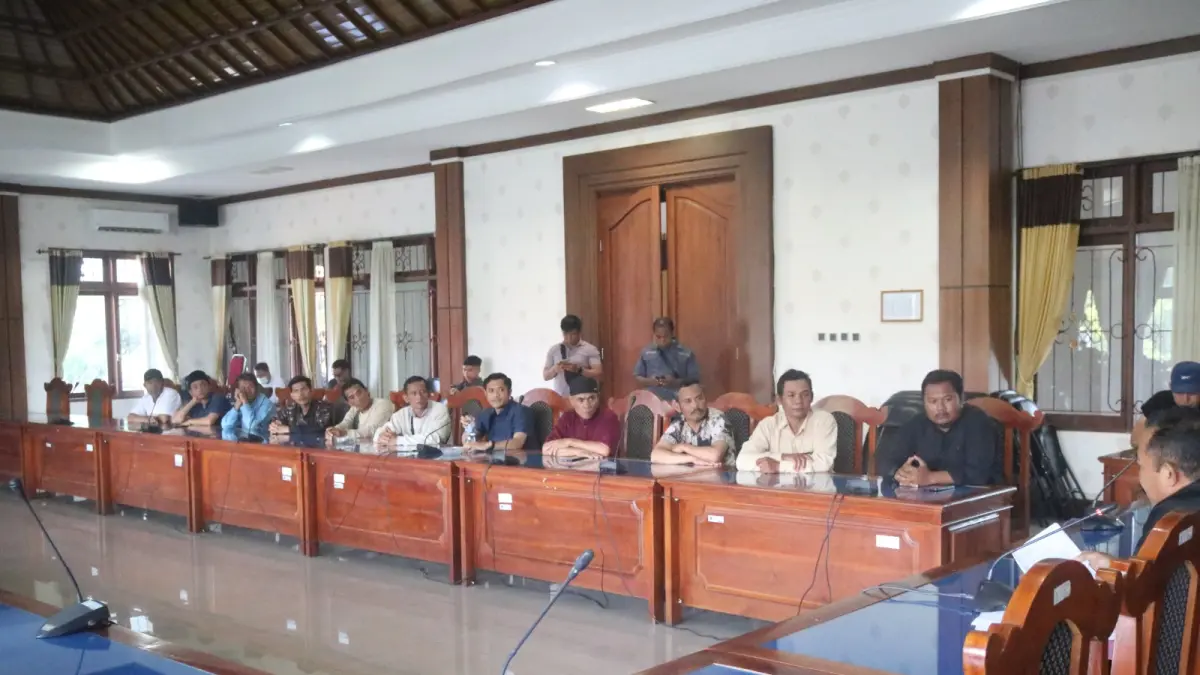 Warga Pegayaman yang datang menghadap Ketua DPRD Buleleng mengadukan soal ganti untung lahan.