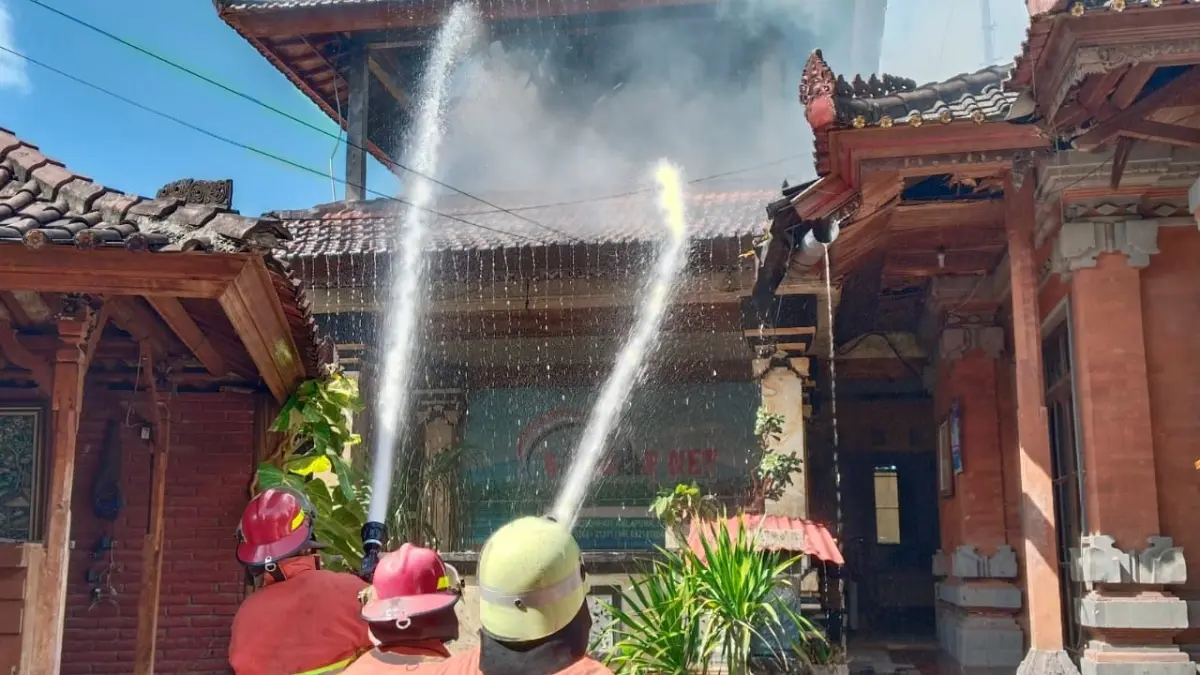 Petugas pemadam kebakaran Karangasen melakukan pemadaman di rumah milik warga bernama I Wayan Kasta, Jumat (10/4/2026). (Ist)

&nbsp;