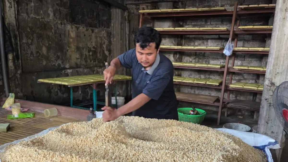 Salah seorang pelaku usaha tempe di Kecamatan Tabanan memilih menipiskan tempe seperti saat pandemi Covid-19. (Ist)