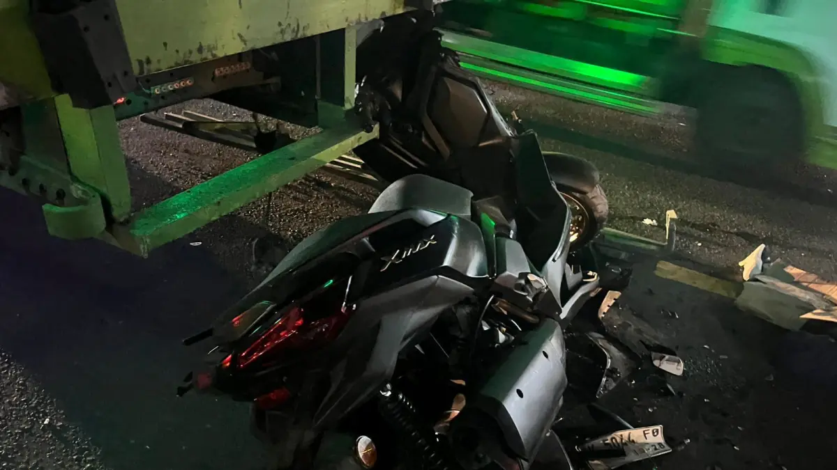 Sepeda motor korban mengalami kerusakan setelah menabrak truk di jalan Bypass Ir. Soekarno, Desa Dauh Peken, Tabanan, Kamis (9/4/2026). (Ist)