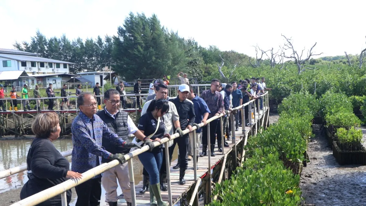 TANAM MANGROVE:&nbsp;Kegiatan tanam mangrove yang berlangsung di&nbsp;Mangrove Arboretum Park&nbsp;pada Jumat (10/4)
