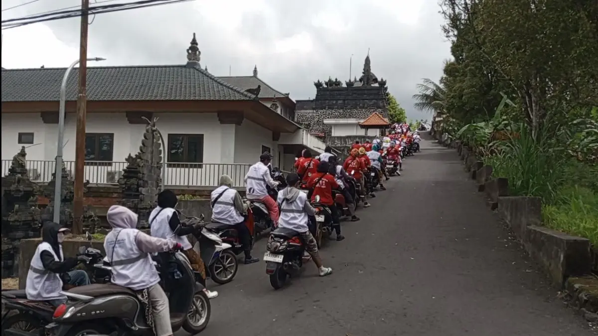 Tukang ojek antre untuk mendapat penumpang di kawasan Pura Agung Besakih, Karangasem. (Ist)

&nbsp;
