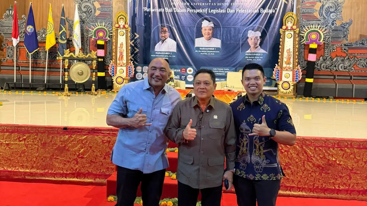 De Gadjah (Kiri) dalam sesi berbagi bersama mahasiswa Universitas Hindu Indonesia (UNHI), Jumat (10/4/2026) di Kampus UNHI Denpasar. (Ist)