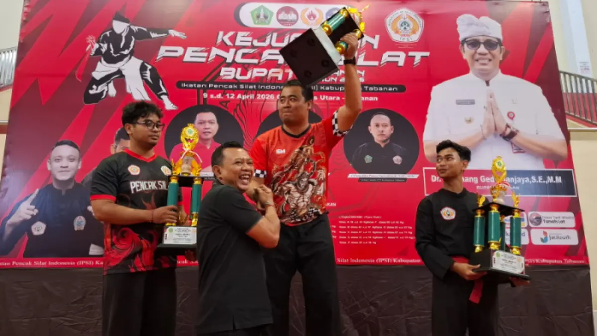 Kadisdik Tabanan, I Gusti Putu Ngurah Darma Utama, mewakili Bupati Tabanan menyerahkan piala bergilir dan piala tetap Kejuaraan Silat Bupati Tabanan Cup 2026 yang ditutup pada Minggu (12/4) di GOR Debes.