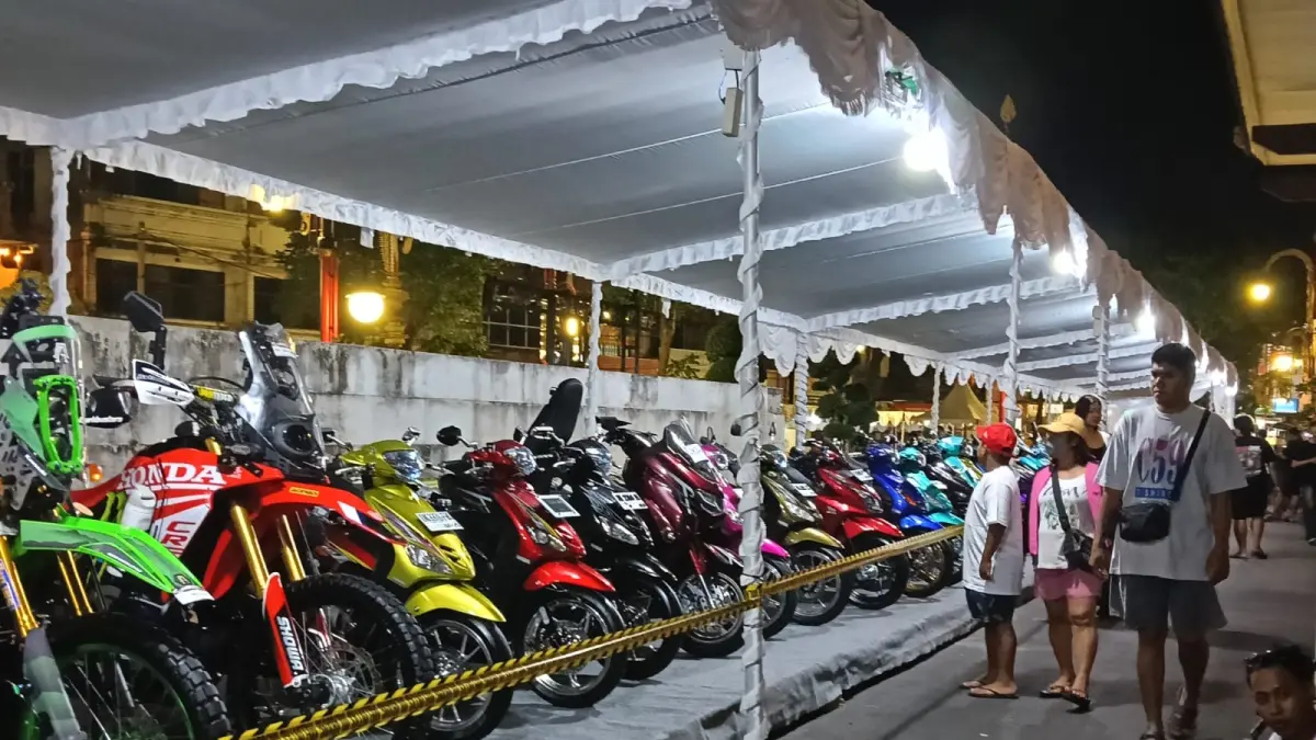 MOTOR : Kontes modifikasi motor yang digelar di depan Pasar Rakyat Gianyar, Sabtu (11/4).