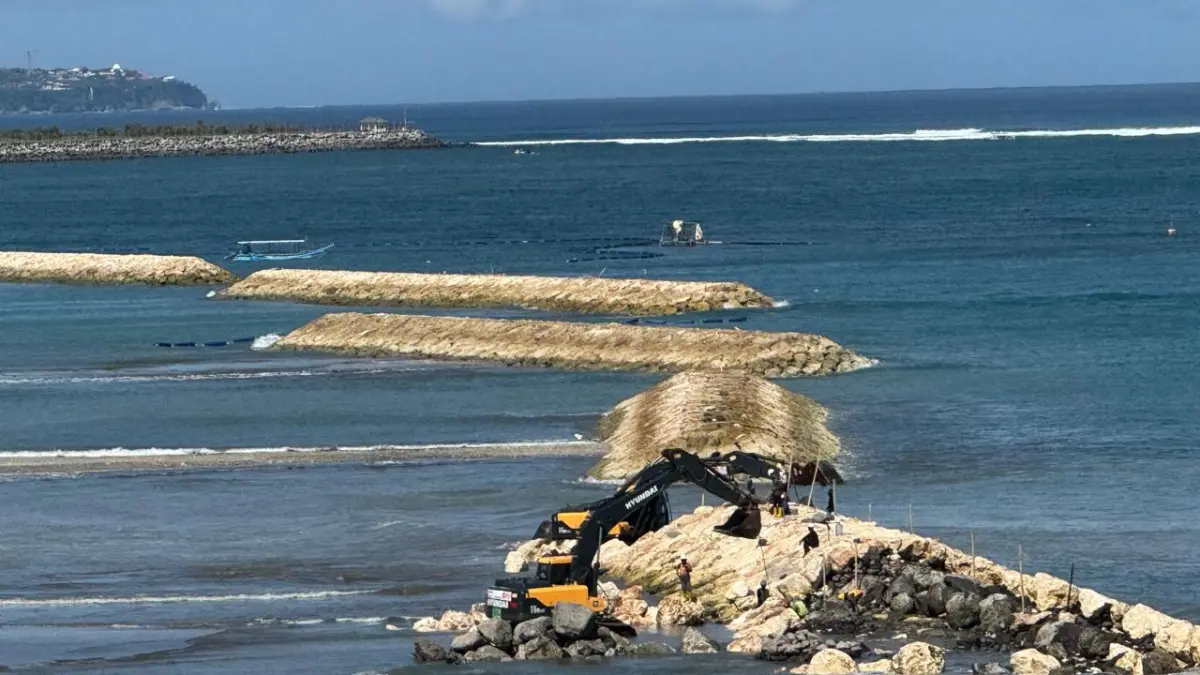 Pembangunan breakwater dalam upaya penataan Pantai Kuta. (Resa Kertawedangga/Bali Express)