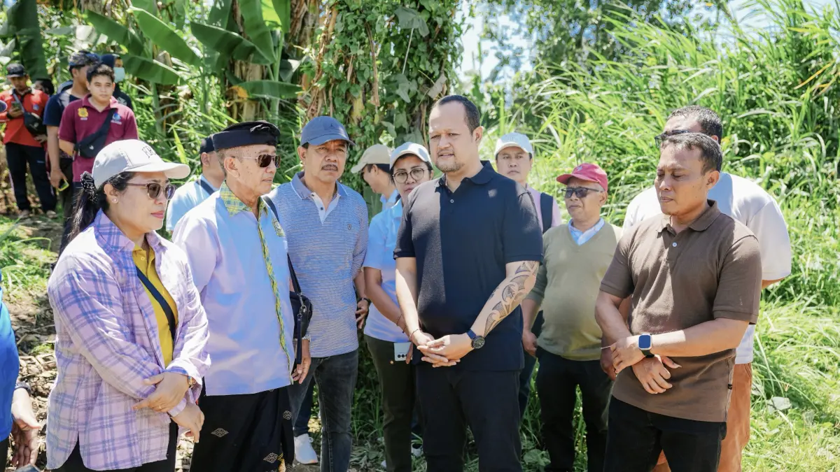 Wabup Bagus Alit Sucipta saat meninjau langsung lokasi pengelolaan bahan kompos di kawasan Taman Bung Karno, Desa Penarungan, Kecamatan Mengwi, Minggu (12/4). (PROKOMPIM SETDA BADUNG FOR BALI EXPRESS)