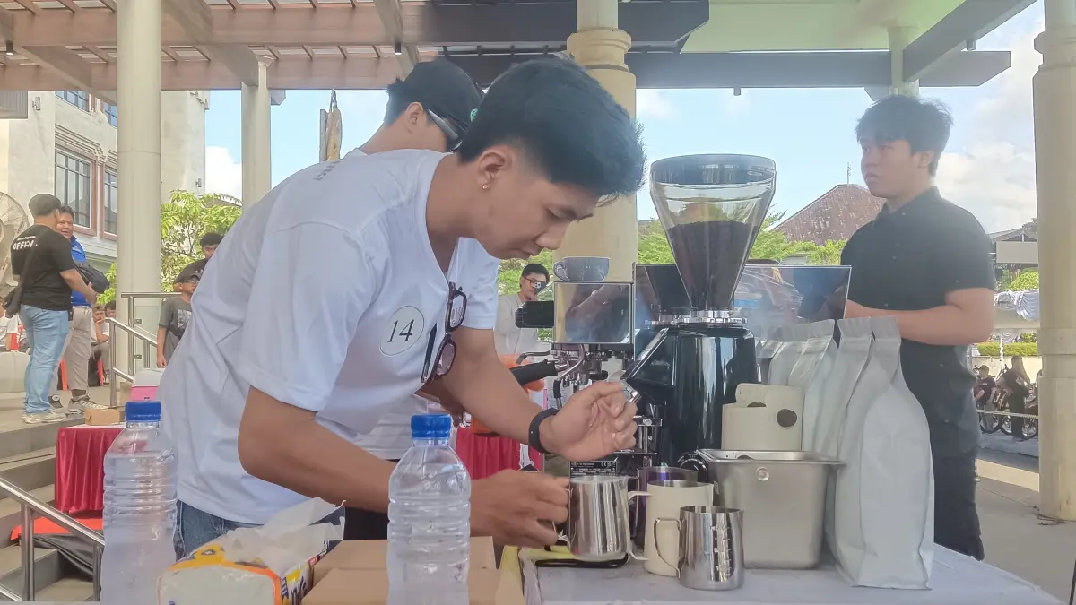 BARISTA : Lomba Barista (Latte Art) dan Mixology Flair.