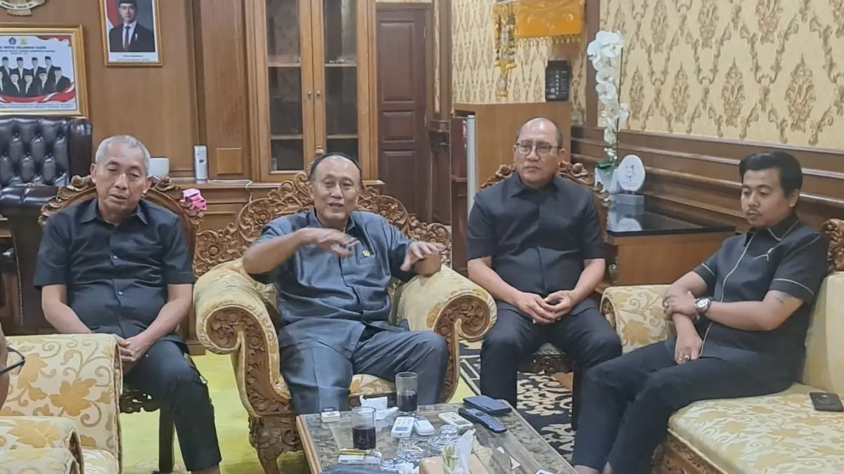 Fraksi Golkar DPRD Badung saat memberikan klarifikasi dan dukungan kepada Pemkab Badung dalam penanganan sampah, Senin (13/4). (Istimewa)
