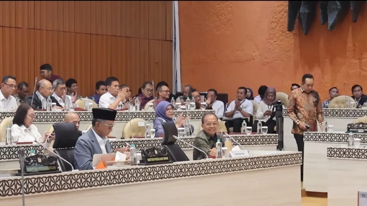 RAPAT: Gubernur Bali Wayan Koster sata mengikuti&nbsp;Rapat Kerja dan Rapat Dengar Pendapat bersama Komisi V DPR RI, Kementerian Pekerjaan Umum, dan Kementerian Perhubungan, Rabu (8/4).