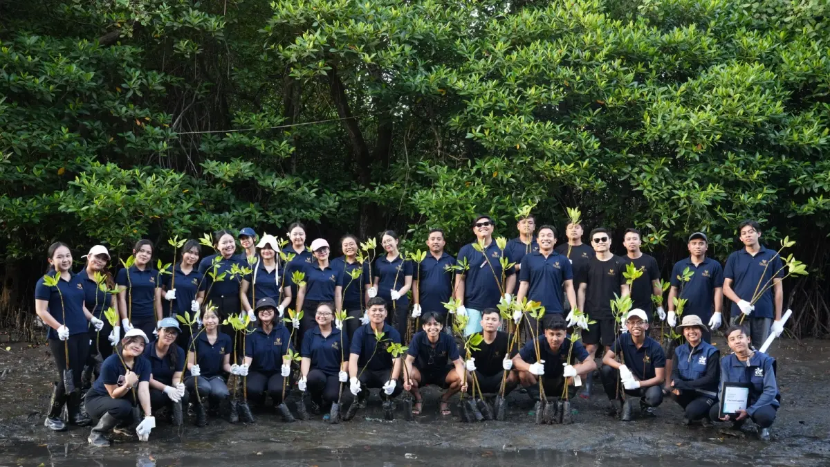 TANAM MANGROVE: Pegawai Falala turut serta pelestarian lingkunvan dengan tanam mangrove