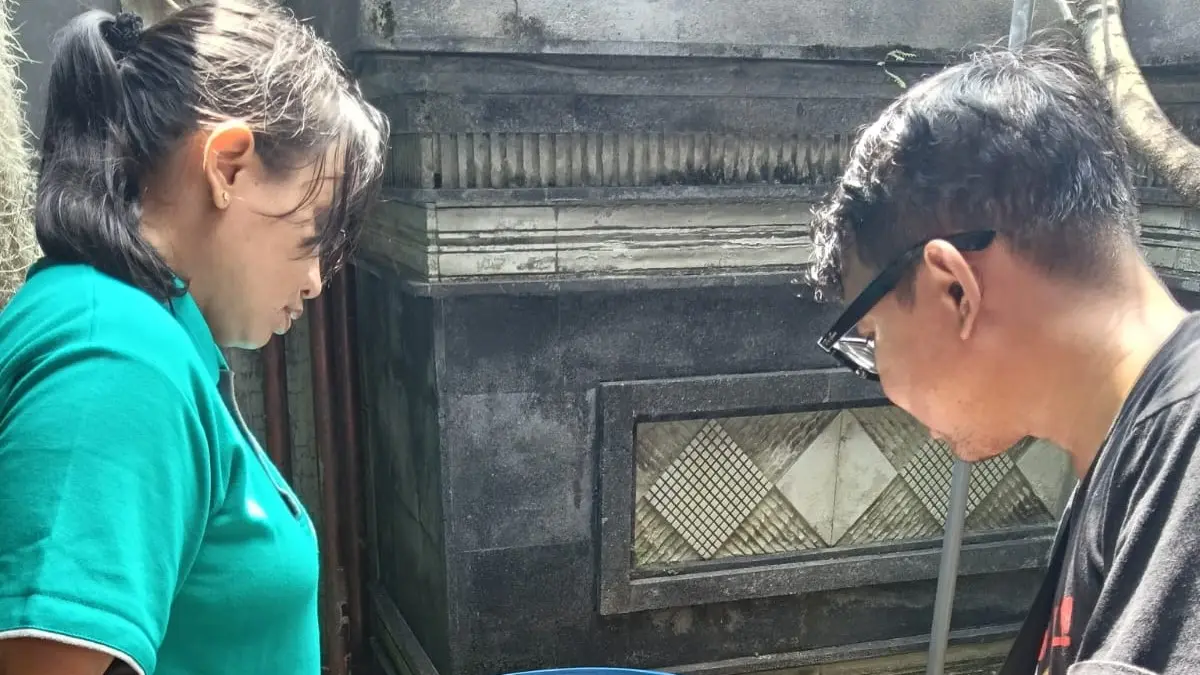 Pelaksanaan kegiatan Gerakan Serentak Pemberantasan Sarang Nyamuk (Gertak PSN) Mingguan dengan melakukan pemeriksaan jentik dan pembersihan lingkungan sebagai upaya pencegahan Demam Berdarah Dengue (DBD) di wilayah Kabupaten Tabanan. (Ist)