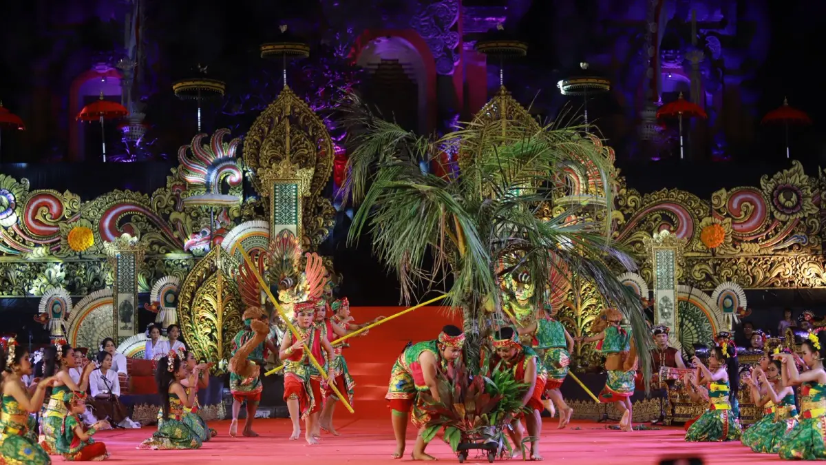 PENTAS : Pementasan barung agung kolaborasi empat sekaa di Open Stage Balai Budaya Gianyar.