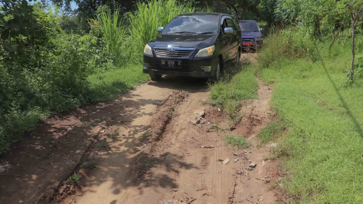 Wakil Bupati Buleleng tinjau jalan tanah sepanjang 3 km di Desa Bila. Pemkab janji prioritaskan perbaikan demi kelancaran ekonomi warga. (Ist)