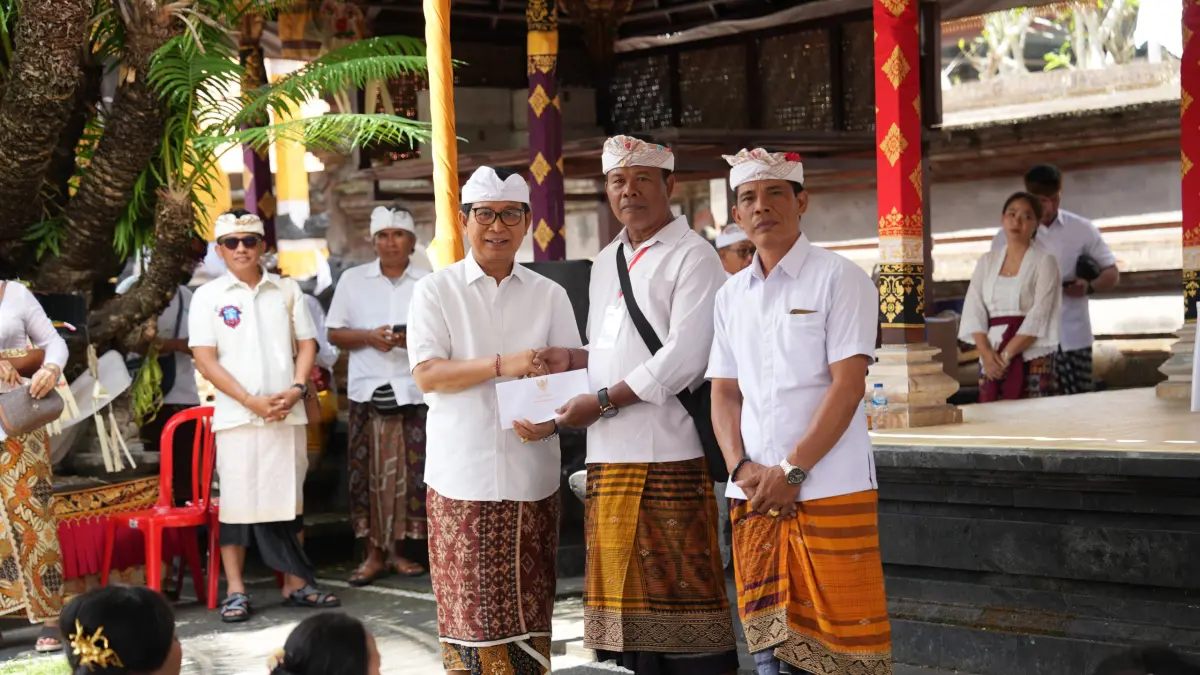 Bupati Adi Arnawa, menghadiri Karya Atma Wedana dan Manusia Yadnya Desa Adat Padonan di Pura Dalem Desa Adat Padonan, Kuta Utara, Rabu (15/4). (PROOMPIM SETDA BADUNG FOR BALI EXPRESS)
