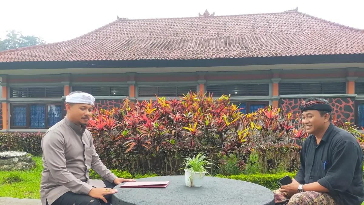 &nbsp;Kepala SMAN 2 Bangli I Gede Kariawan (kiri) menunjukkan&nbsp;teba modern yang bagian atas dimanfaatkan sebagai meja beton. (DOK Bali Express)