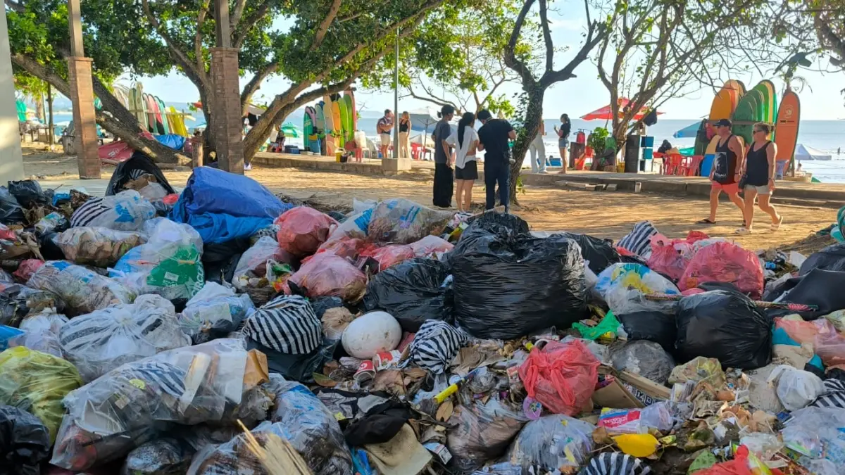 Kondisi sampah menumpuk di Pantai Kuta yang dapat memicu penularan penyakit. (Agung Bayu/Bali Express)