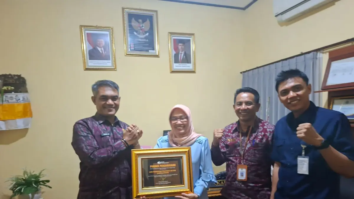 PENGHARGAAN : Kadis PMD Kabupaten Gianyar sabet penghargaan Program JAKON Desa.