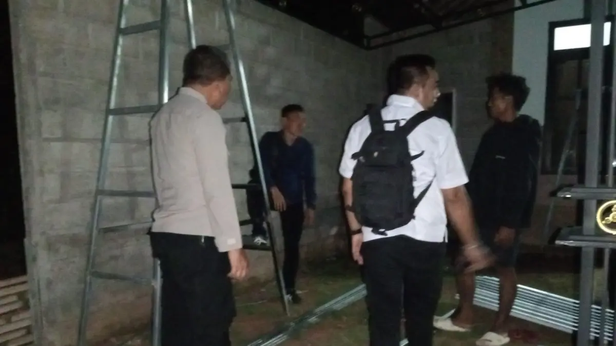 Polisi melakukan penyelidikan seorang pekerja meninggal dunia setelah terjatuh saat melakukan pekerjaan di Seraya Timur. (Ist)

&nbsp;