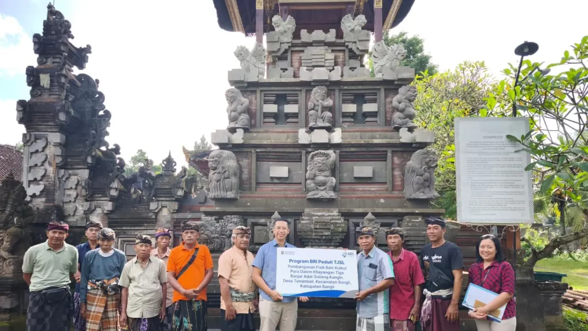 BRI menyerahkan bantuan ke Banjar Adat Guliang Kangin, Desa Adat Guliang Kangin, Bangli pada Maret 2026. (Ist)