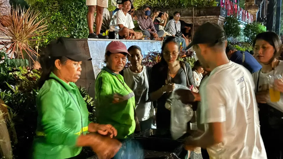 DLH : Petugas DLH Gianyar edukasi pengunjung Alun-Alun Gianyar memilah sampah.