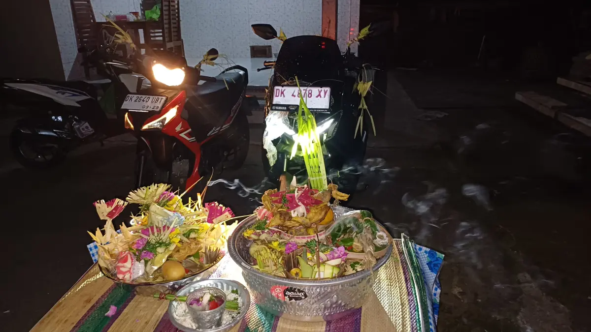 Mantenin motor saat Tumpek Landep