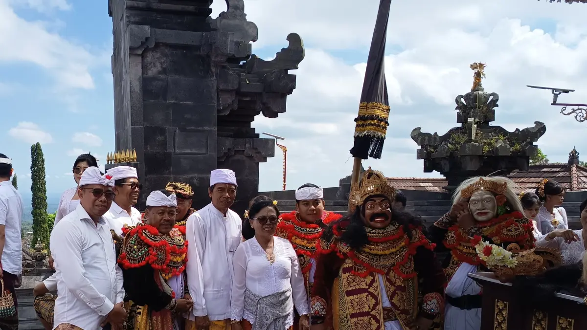 WEWALEN : Kanwil Kemenag Bali gelar paayahan wewalen di Pura Agung Besakih.