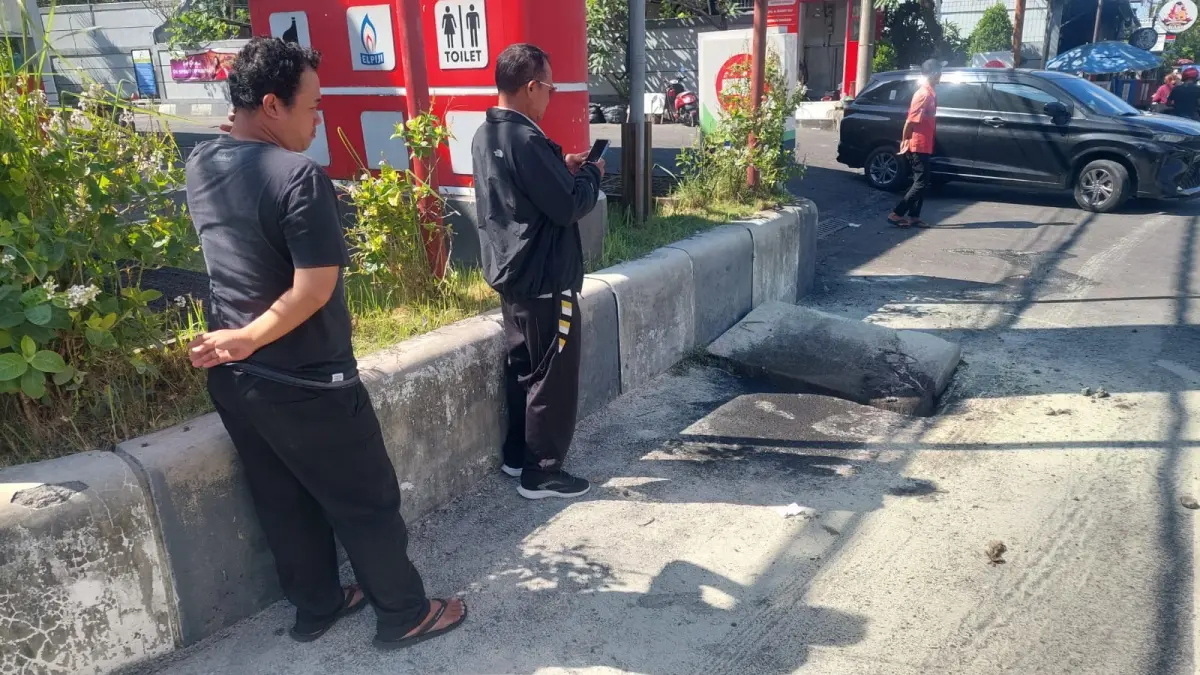 Kerusakan trotoar yang terjadi setelah adanya ledakan di dekat SPBU, Desa Darmasaba, Kecamatan Abiansemal, Jumat (17/4). (Istimewa)
