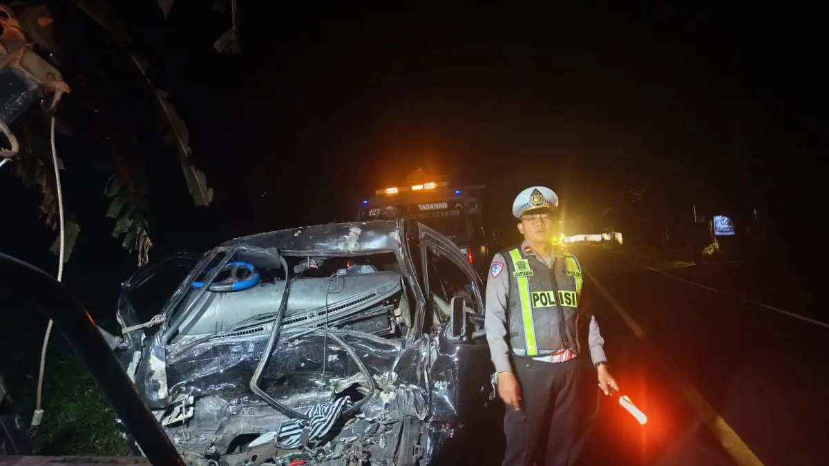 Mobil ringsek setelah terlibat kecelakaan di jalan nasional Denpasar-Gilimanuk, kawasan Banjar Dinas Bondan, Desa Antap, Kecamatan Selemadeg, Tabanan, Rabu (15/4/2026). (Ist)