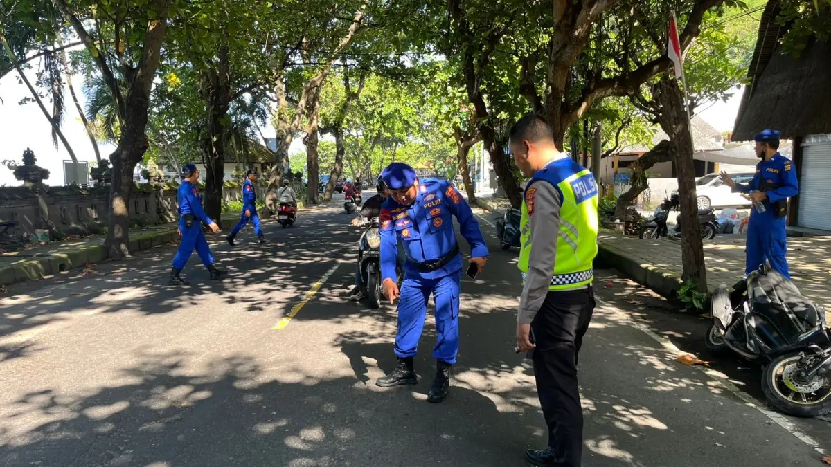 Pihak kepolisian melakukan olah TKP di tempat terjadinya kecelakaan di Candidasa, Karangasem, Kamis (16/4/2026). (Ist)

