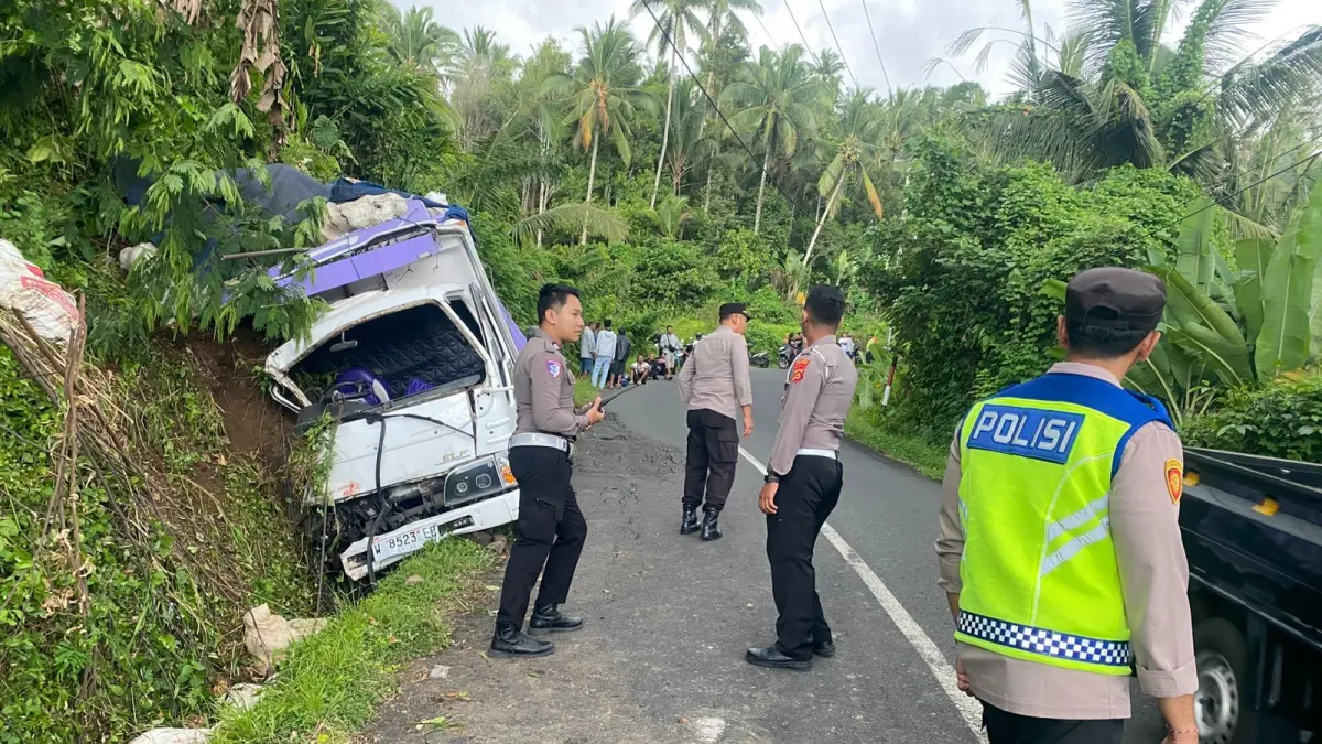 Polisi mendatangi TKP kecelakaan di&nbsp; jalan tanjakan Rendi, jalur Desa Suraberata-Belatungan, Kecamatan Selemadeg Barat, Rabu (15/4/2026). (Ist)

&nbsp;