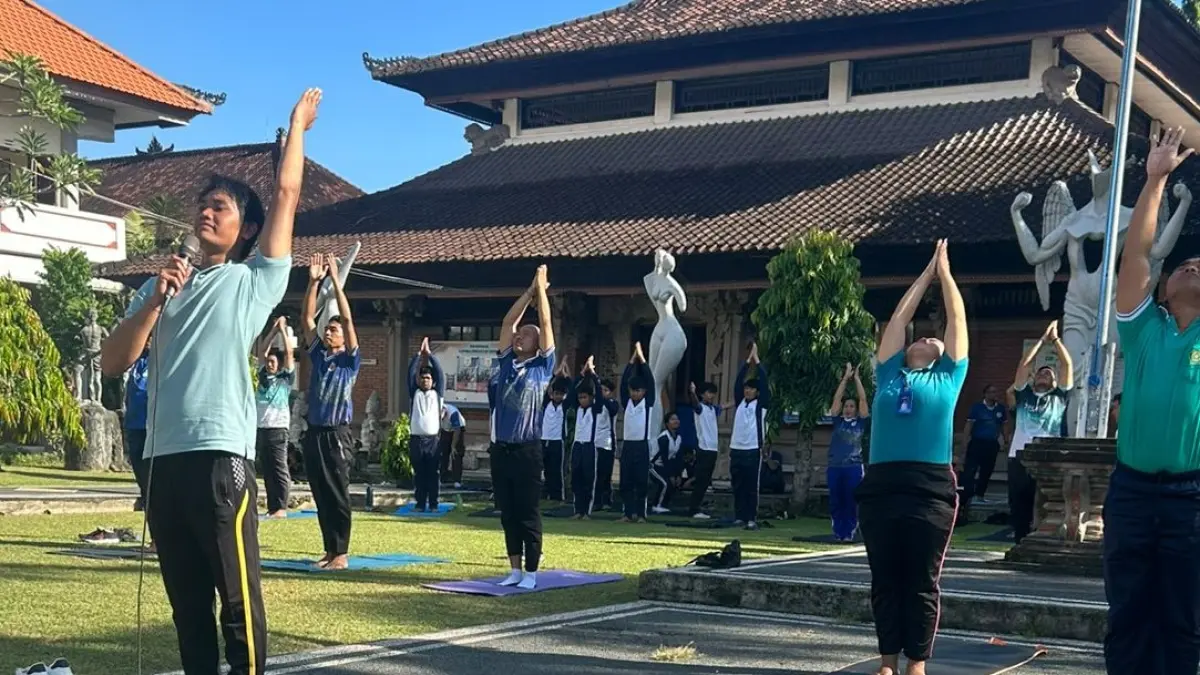 YOGA : Pelaksanaan yoga di halaman Sekolah SMK Negeri 1 Sukawati.
