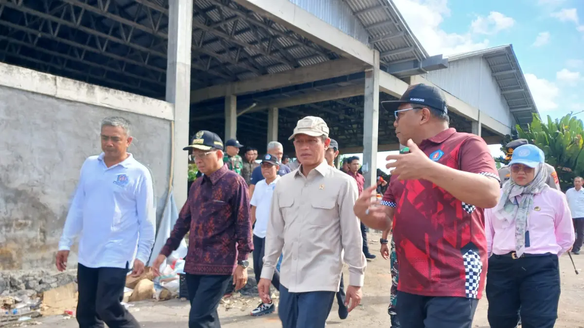 Menteri Lingkungan Hidup RI Hanif Faisol Nurofiq, turun langsung meninjau fasilitas TOSS Center di Desa Kusamba, Jumat (17/4/2026). (Ist)