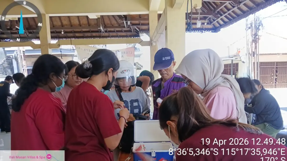 &nbsp; ANTUSIAS : Warga Gianyar antusias steril dan vaksinasi rabies hewan peliharaan.