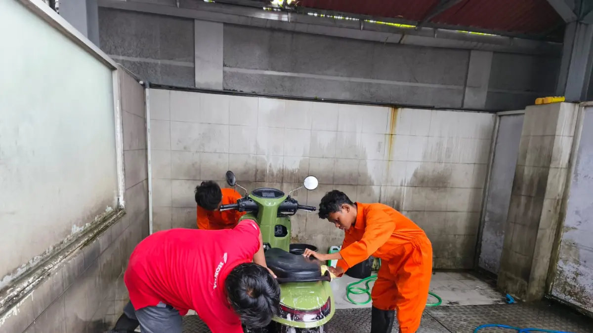  Astra Motor Rayakan tumpek landep Dengan Promo Cuci Motor Gratis Untuk konsumennya.